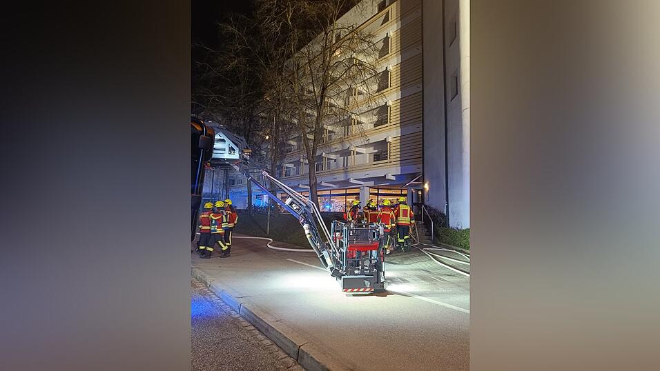 Zahlreiche Feuerwehrautos badeten die Luitpoldstra&szlig;e und die n&auml;here Umgebung in Blaulicht.