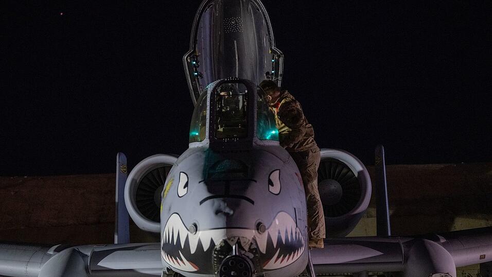 Auch ein Kampfjet vom Typ A-10, der an der Such- und Rettungsmission beteiligt war, st&uuml;rzte ab. (Archivbild)