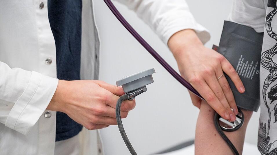 Bei Praxis&auml;rzten und Kliniken sollen Verg&uuml;tungsanstiege gebremst werden. (Archivbild)