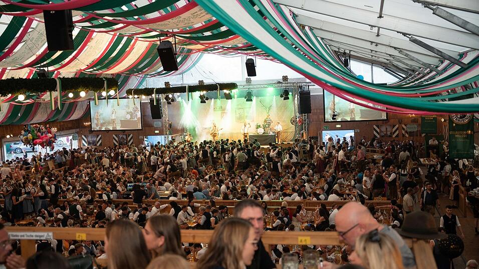 Die Partybilder vom Samstag, 15. August, aus dem Festzelt Weckmann. Die Partybilder vom Samstag, 15. August, aus dem Festzelt Weckmann.