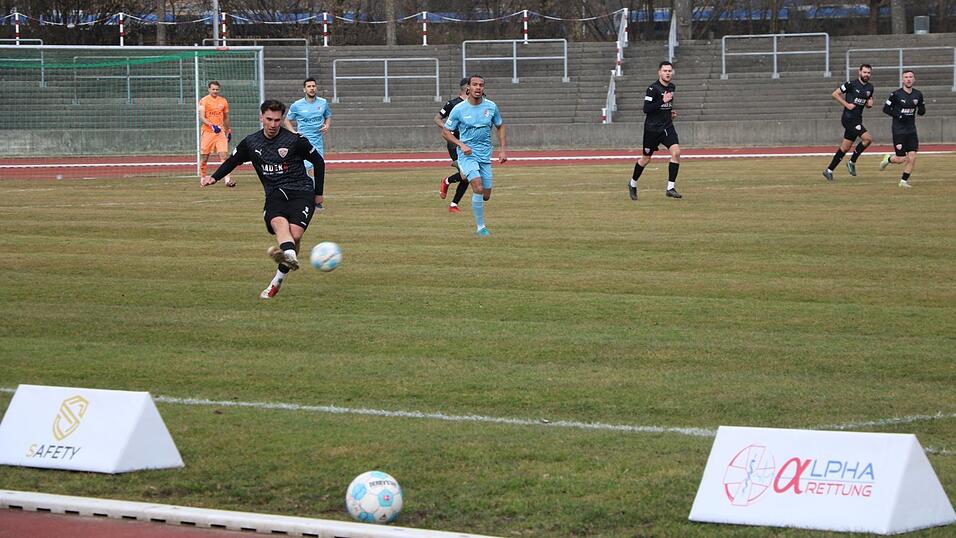 Auch in der Fastenzeit läuft Samed Bahar den Rasen hoch und runter, obwohl er teilweise über zehn Stunden nicht mehr gegessen und getrunken hat. Für den Familienvater ist das seine persönliche Motivationsspritze. Auch in der Fastenzeit läuft Samed Bahar den Rasen hoch und runter, obwohl er teilweise über zehn Stunden nicht mehr gegessen und getrunken hat. Für den Familienvater ist das seine persönliche Motivationsspritze.