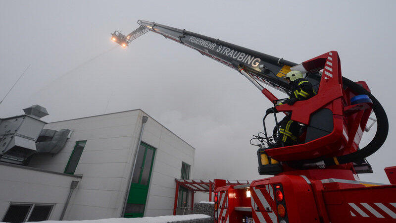 Beim Brand in einer Schlachtanlage bei Bogen ist ein zweistelliger Millionenschaden entstanden. Foto: Armin Weigel/dpa Beim Brand in einer Schlachtanlage bei Bogen ist ein zweistelliger Millionenschaden entstanden. Foto: Armin Weigel/dpa