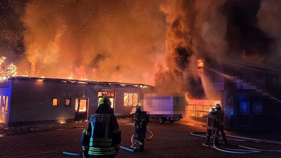 Die Halle brannte vollst&auml;ndig aus.