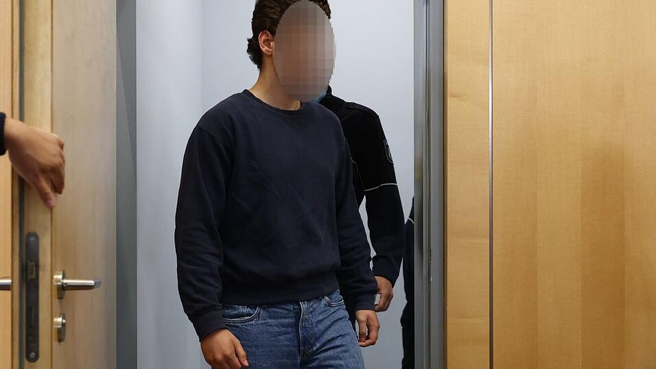 Der Angeklagte betritt den Gerichtssaal.