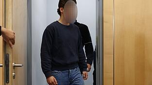 Der Angeklagte betritt den Gerichtssaal. Der Angeklagte betritt den Gerichtssaal.