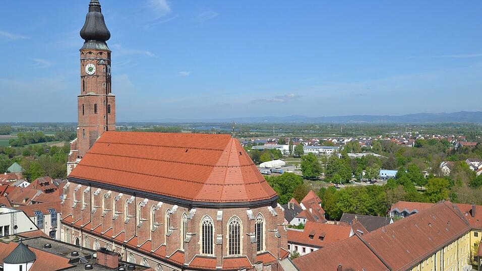 Besonders bei klarem Wetter geht der Ausblick nicht nur in die Stadt Straubing, sondern weit in den Gäuboden und in den Bayerischen Wald.