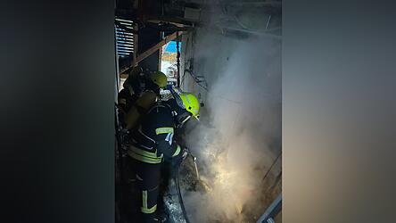 Atemschutztr&auml;ger l&ouml;schten den Kabelbrand, der die starke Rauchentwicklung verursachte, ab.