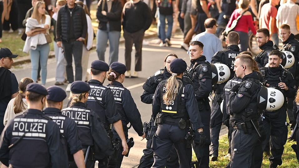 Zahlreiche Einsatzkräfte der Polizei sind in Bremen unterwegs. Zahlreiche Einsatzkräfte der Polizei sind in Bremen unterwegs.