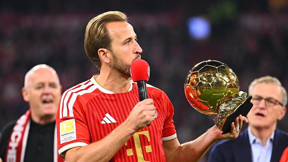 Harry Kane brachte den Ballon d'Or mit und lie&szlig; sich von den Fans feiern.