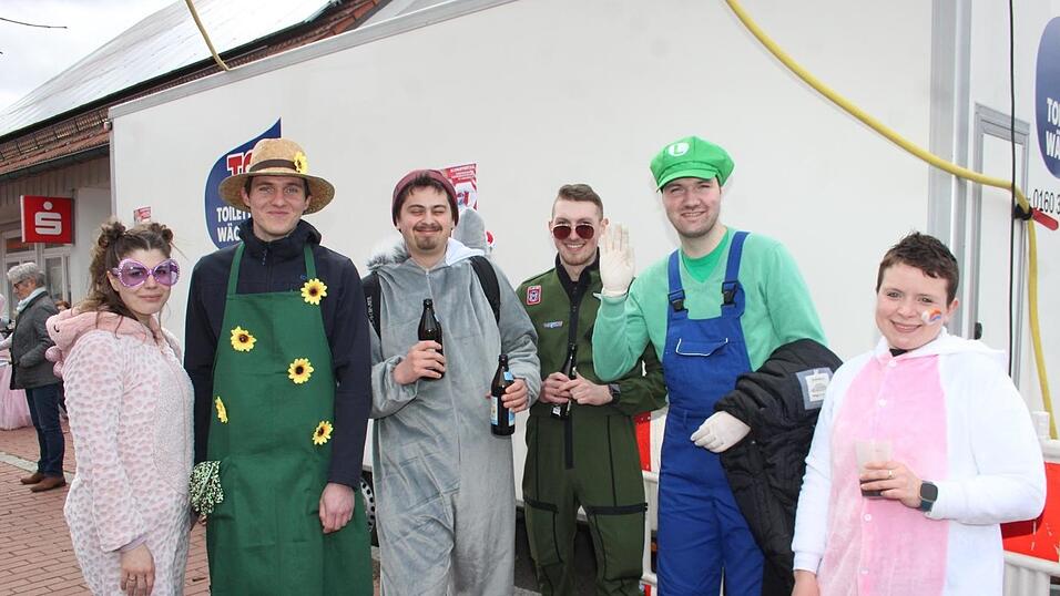 Viele Faschings-Fans haben sich am Samstag den Umzug in Langenbach angesehen. Viele Faschings-Fans haben sich am Samstag den Umzug in Langenbach angesehen.