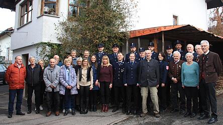 Zahlreiche Gratulanten feierten mit Anton Vogl (9.v.r.) seinen 75. Geburtstag.