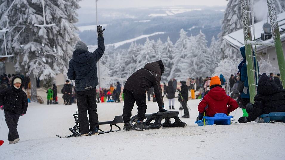 Wintersportler wie hier auf der Wasserkuppe in Hessen k&ouml;nnen sich freuen - es bleibt vorerst winterlich kalt in Deutschland.