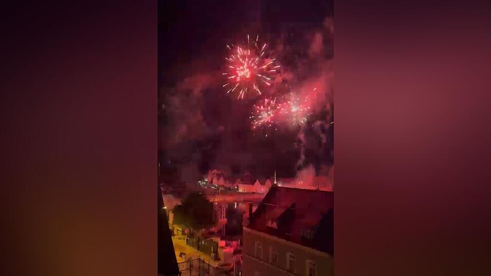 Pl&ouml;tzlich flogen die Feuerwerksk&ouml;rper &uuml;ber Regensburgs D&auml;cher.
