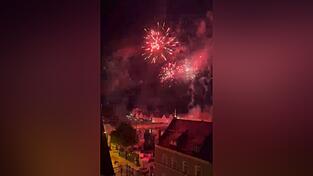 Pl&ouml;tzlich flogen die Feuerwerksk&ouml;rper &uuml;ber Regensburgs D&auml;cher.