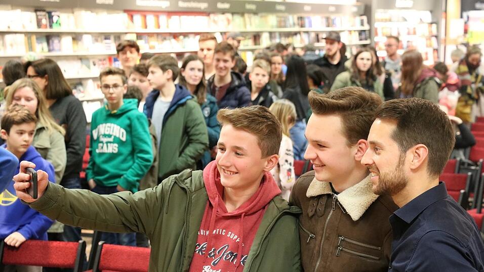 Zum Abschluss des Talks erf&uuml;llte Mirko Drotschmann noch viele Selfie- und Autogrammw&uuml;nsche.