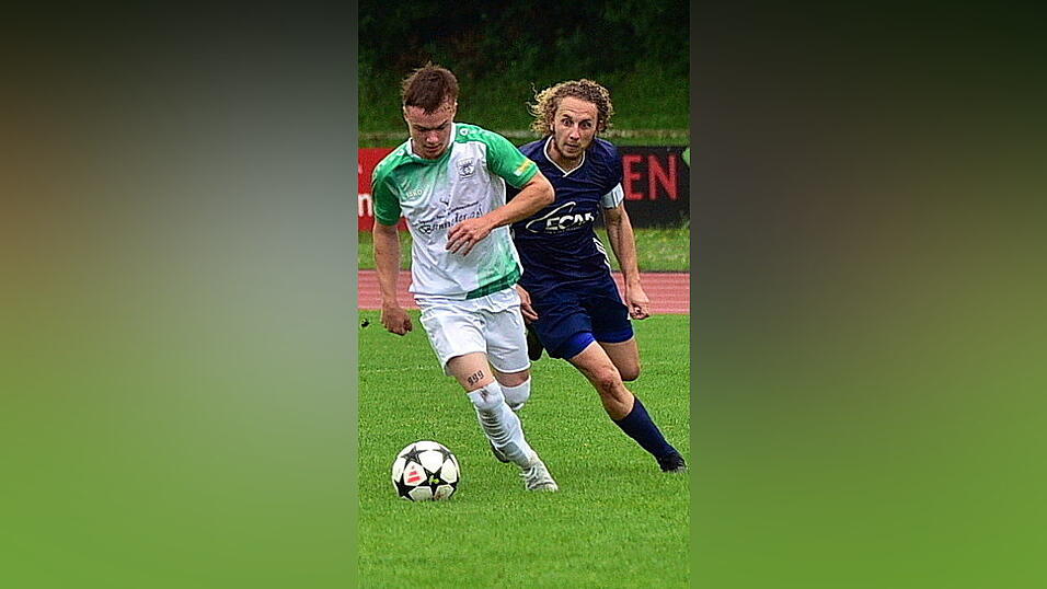 Laurin Hübscher (vorne) war an zwei der drei Deggendorfer Tore beteiligt. Laurin Hübscher (vorne) war an zwei der drei Deggendorfer Tore beteiligt.