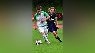 Laurin Hübscher (vorne) war an zwei der drei Deggendorfer Tore beteiligt. Laurin Hübscher (vorne) war an zwei der drei Deggendorfer Tore beteiligt.