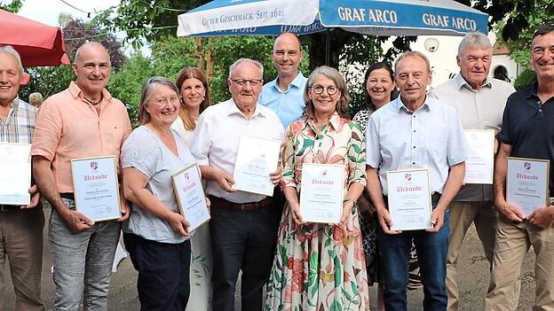 Die ausgeschiedenen Gemeinderatsmitglieder mit dem langj&auml;hrigen Gemeindechef Albert Morasch in der Mitte wurden von B&uuml;rgermeister Franz H&ouml;gl und seinen beiden neuen Stellvertreterinnen Silvia Goldbrunner und Renate Obermaier (hinten) mit Urkunden offiziell verabschiedet.