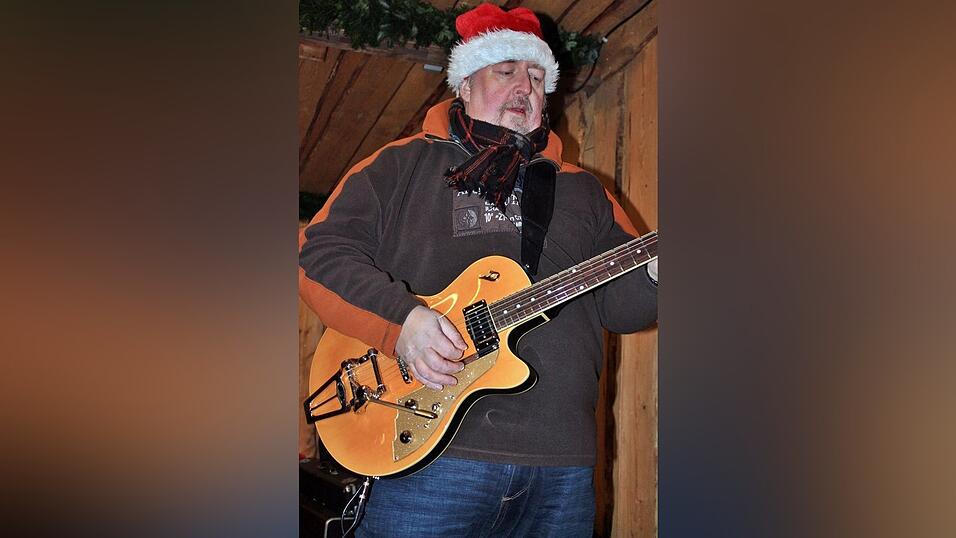 Der idyllische Christkindlmarkt in der Freyung in Landshut zählt zu den schönsten Christkindlmärkten Bayerns. Bei eisigen Temperaturen ist dort insbesondere die Glühwein-Alm natürlich heiß begehrt. Der idyllische Christkindlmarkt in der Freyung in Landshut zählt zu den schönsten Christkindlmärkten Bayerns. Bei eisigen Temperaturen ist dort insbesondere die Glühwein-Alm natürlich heiß begehrt.