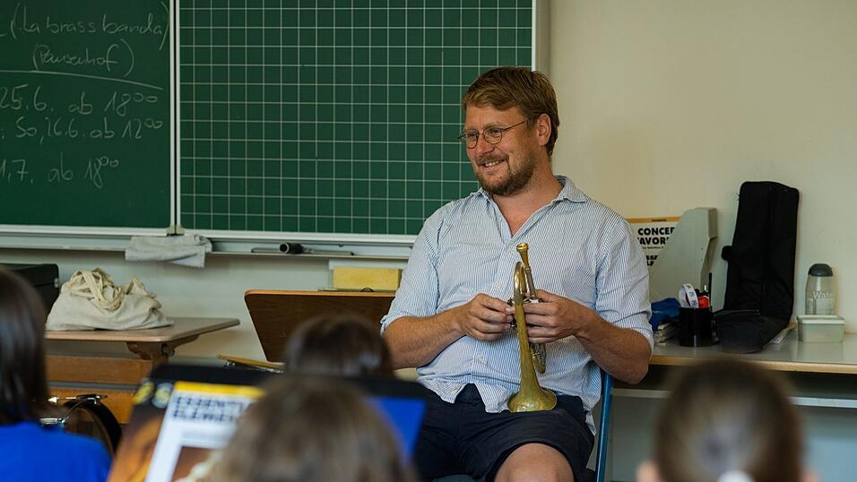 Der letzte Promi, der eine Schule für eine Freistunde besucht: LaBrassBanda-Sänger Stefan Dettl. Der letzte Promi, der eine Schule für eine Freistunde besucht: LaBrassBanda-Sänger Stefan Dettl.