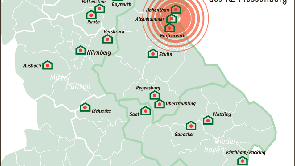 Das KZ-Hauptlager Flossenbürg - als roter Kreis in der Karte markiert - hatte insgesamt 80 Außenlager. 17 Flossenbürger Außenlager waren in ganz Bayern errichtet worden