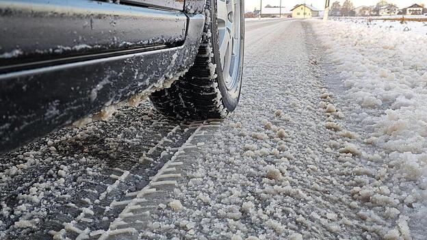 Gute Winterreifen waren gefragt. Die Autofahrer verhielten sich umsichtig, hieß es von der Polizei. Gute Winterreifen waren gefragt. Die Autofahrer verhielten sich umsichtig, hieß es von der Polizei.