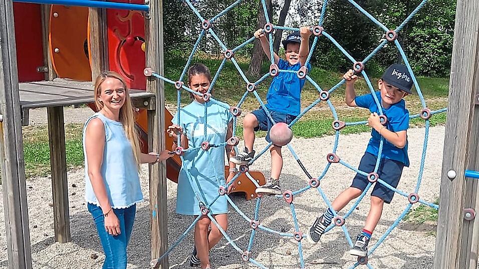 Was wünschen sich Kinder und Jugendliche für ihre Stadt? Das will Stadträtin Katharina Dilger (links) wissen. Sie nutzt gerne die Gelegenheit, vor Ort mit den Bürgern ins Gespräch zu kommen.