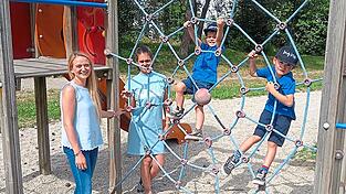 Was w&uuml;nschen sich Kinder und Jugendliche f&uuml;r ihre Stadt? Das will Stadtr&auml;tin Katharina Dilger (links) wissen. Sie nutzt gerne die Gelegenheit, vor Ort mit den B&uuml;rgern ins Gespr&auml;ch zu kommen.