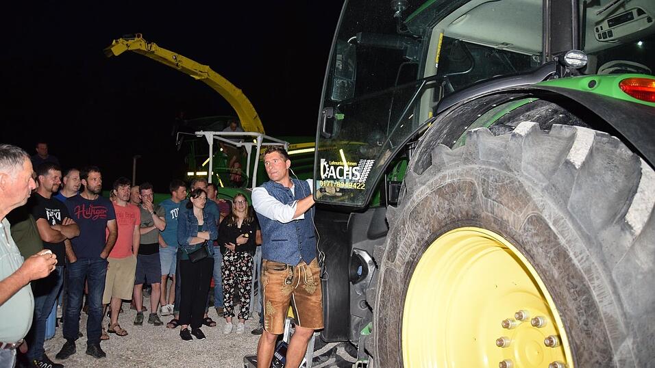 Christian Satzl gab viele Tipps zum richtigen Auf- und Absteigen auf einen hohen Traktor. Christian Satzl gab viele Tipps zum richtigen Auf- und Absteigen auf einen hohen Traktor.