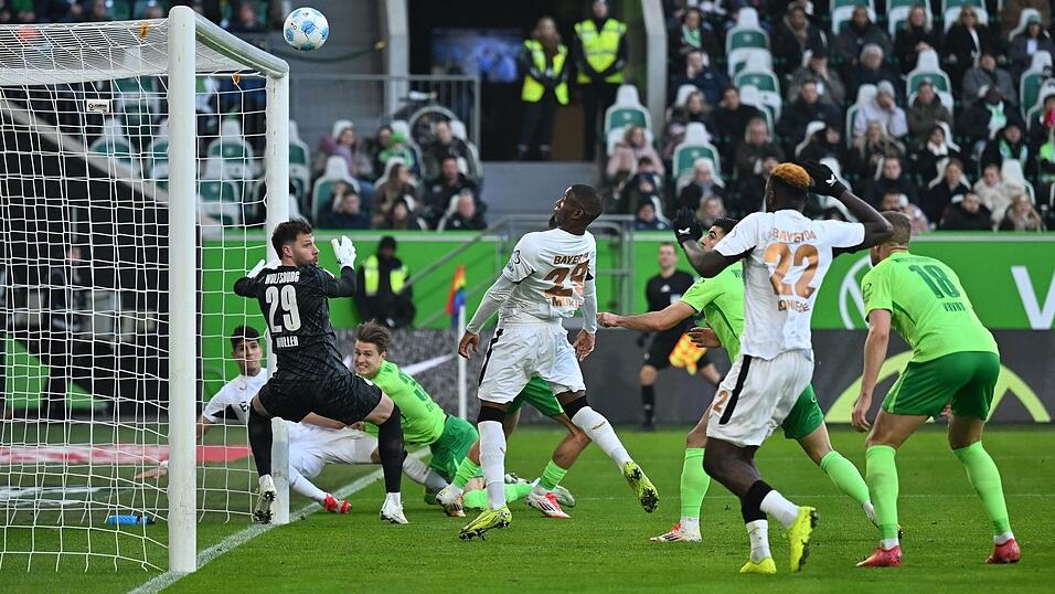 Großchance für Leverkusen: Nordi Mukiele (M) köpft aus kurzer Distanz über das Tor. Großchance für Leverkusen: Nordi Mukiele (M) köpft aus kurzer Distanz über das Tor.