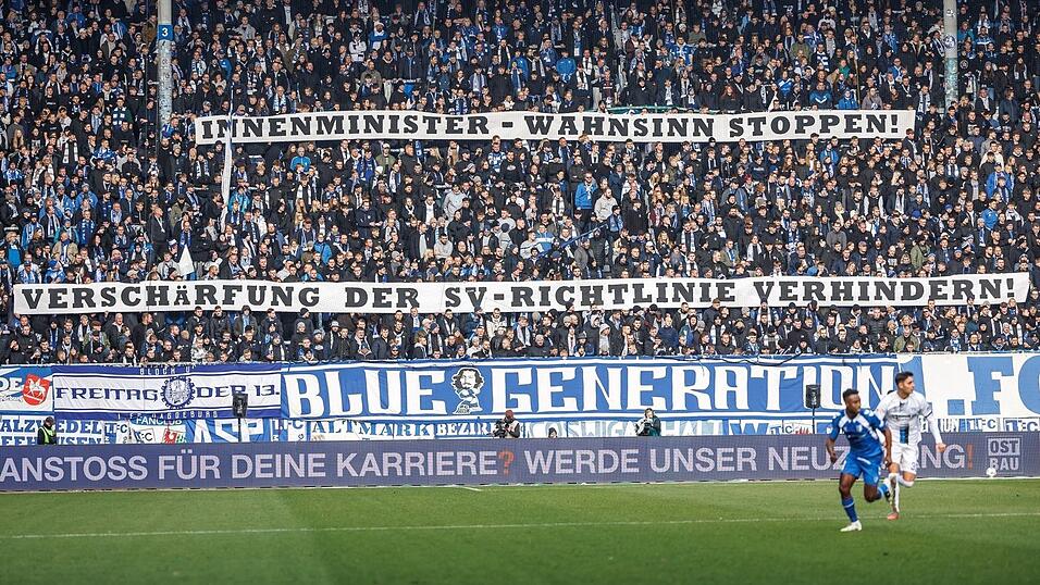 Fanproteste beim Zweitliga-Spiel 1. FC Magdeburg - SC Paderborn. (Archivfoto) Fanproteste beim Zweitliga-Spiel 1. FC Magdeburg - SC Paderborn. (Archivfoto)