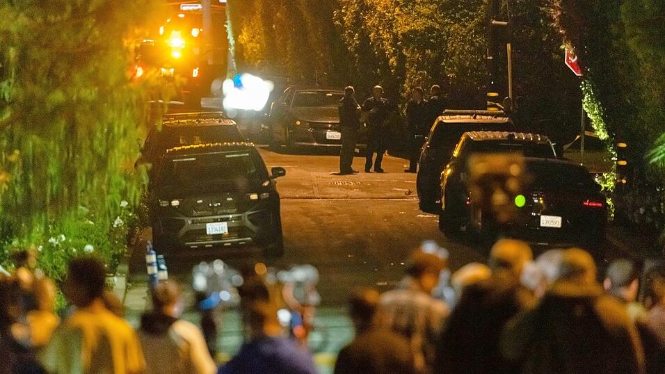 Großer Medienrummel beim Haus von Rob Reiner im Stadtteil Brentwood in Los Angeles. Großer Medienrummel beim Haus von Rob Reiner im Stadtteil Brentwood in Los Angeles.