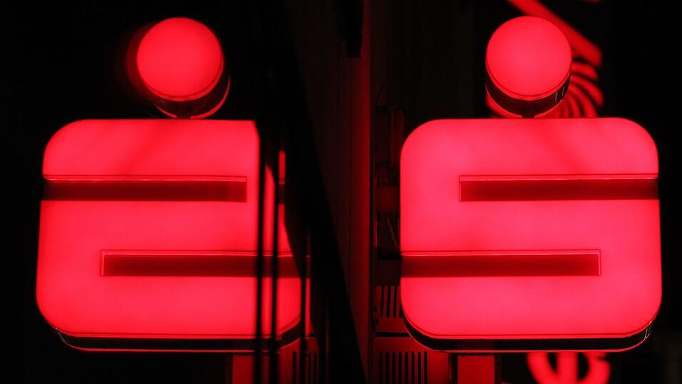 Die Sparkassen suchen nach einer langen Phase des Stellenabbaus nun wieder Personal. (Archivbild) Die Sparkassen suchen nach einer langen Phase des Stellenabbaus nun wieder Personal. (Archivbild)