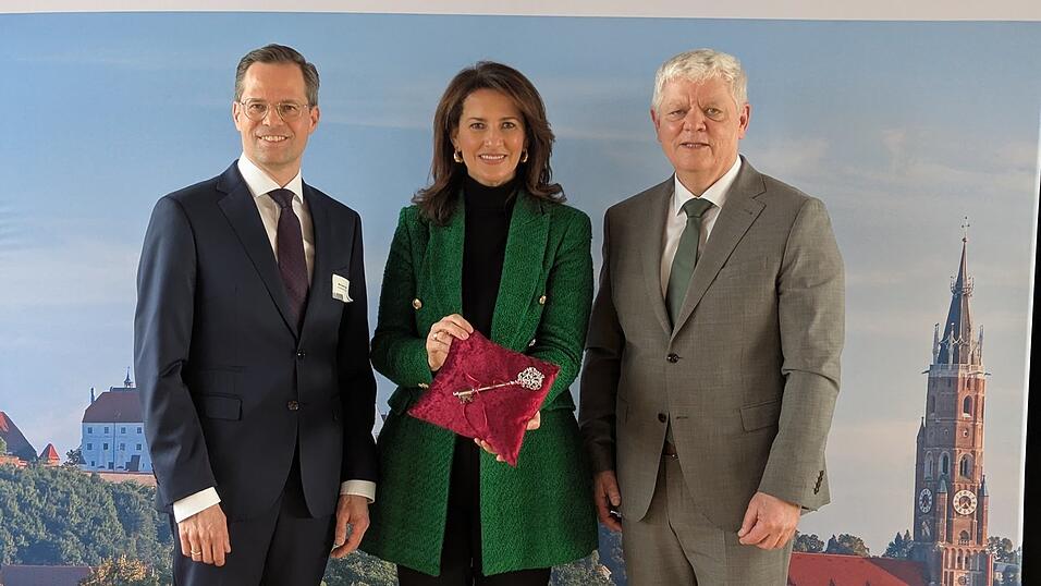 Landwirtschaftsministerin Michaele Kaniber (CSU) bei der Schl&uuml;ssel&uuml;bergabe mit dem bisherigen F&uuml;AK-Pr&auml;sident Werner Eberl (r.) und dessen Nachfolger Michael Hartl.
