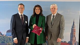 Landwirtschaftsministerin Michaele Kaniber (CSU) bei der Schl&uuml;ssel&uuml;bergabe mit dem bisherigen F&uuml;AK-Pr&auml;sident Werner Eberl (r.) und dessen Nachfolger Michael Hartl.