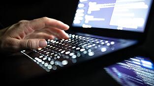 Eine 61-J&auml;hrige aus Schweden soll mit ihren Komplizen Menschen aus ganz Deutschland dazu verleitet haben, mehr als eine Million Euro in vermeintliche Finanzprodukte online zu investieren. (Symbolfoto)