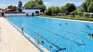 Blick auf das Schwimmerbecken des Freibades Furth im Wald. Blick auf das Schwimmerbecken des Freibades Furth im Wald.