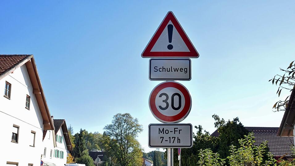 Der Tempo 30 Bereich in der Bucher Hauptstraße soll praktisch auf die ganze Bucher Hauptstraße ausgeweitet werden. Der Tempo 30 Bereich in der Bucher Hauptstraße soll praktisch auf die ganze Bucher Hauptstraße ausgeweitet werden.