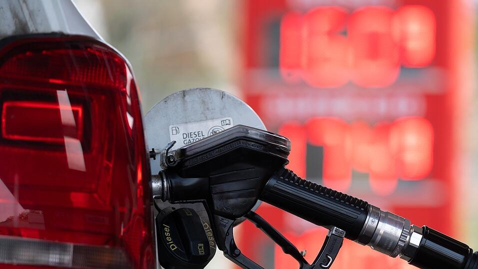 In Pilsting verga&szlig; ein Autofahrer offenbar, nach dem Tanken den Zapfhahn wieder einzuh&auml;ngen. (Symbolbild)