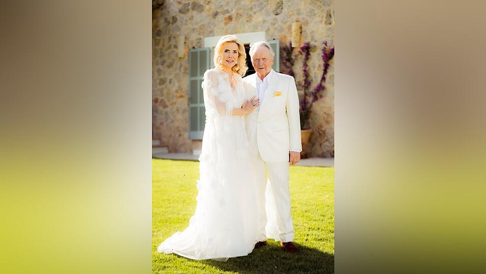 Hell gekleidet feierten die Porsches ihre Hochzeit auf Mallorca. Hell gekleidet feierten die Porsches ihre Hochzeit auf Mallorca.
