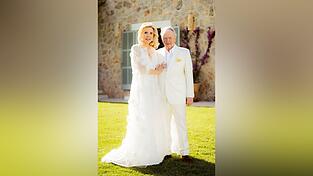 Hell gekleidet feierten die Porsches ihre Hochzeit auf Mallorca. Hell gekleidet feierten die Porsches ihre Hochzeit auf Mallorca.