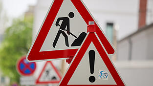 Die Staatsstraße St 2329 zwischen Mintraching und Mangolding wird ab dem 6. April wegen Sanierungsarbeiten für circa fünf Wochen gesperrt sein. (Symbolbild)