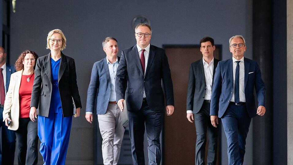 Die Regierung in Thüringen will trotz der Krise beim BSW weitermachen. Die Regierung in Thüringen will trotz der Krise beim BSW weitermachen.