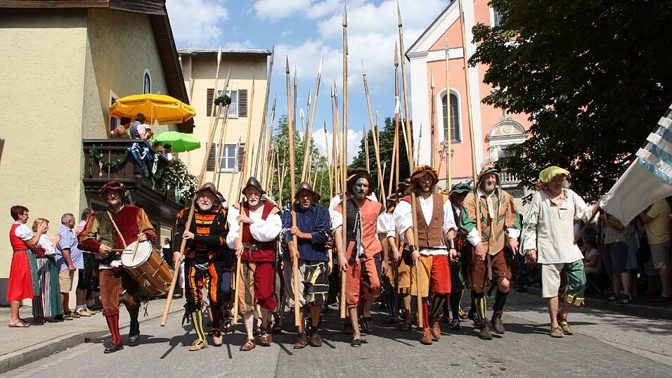 Die schönsten Augenblicke des historischen Drachenstich-Festzuges 2016. Die schönsten Augenblicke des historischen Drachenstich-Festzuges 2016.