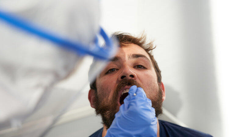 Reiserückkehrer aus Risikogebieten sollen künftig in Bayern einer strengen Testpflicht unterliegen. (Symbolbild) Reiserückkehrer aus Risikogebieten sollen künftig in Bayern einer strengen Testpflicht unterliegen. (Symbolbild)