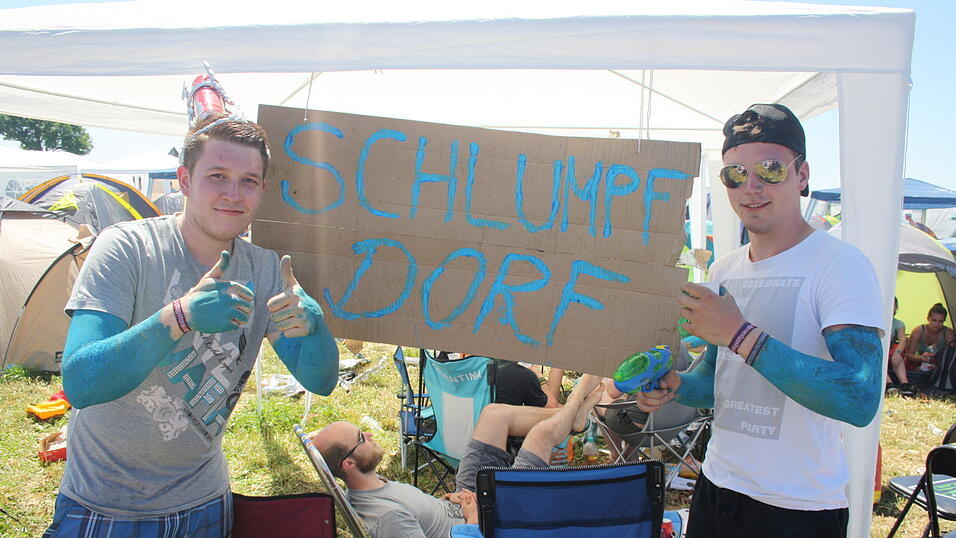 Ein Streifzug durch das Campinggelände: Trotz heißer Temperaturen sind die Festivalbesucher bestens gelaunt. (Foto: David Voltz) Ein Streifzug durch das Campinggelände: Trotz heißer Temperaturen sind die Festivalbesucher bestens gelaunt. (Foto: David Voltz)