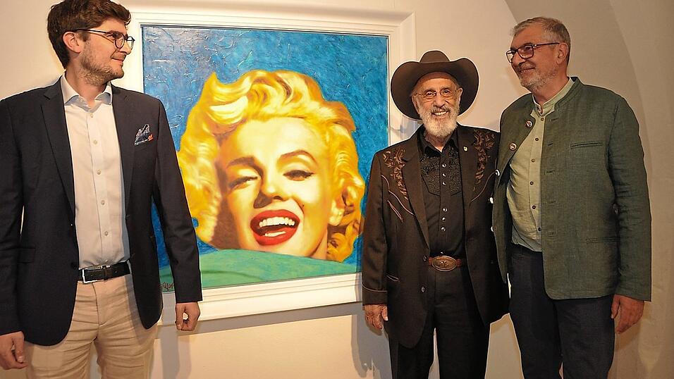 Die Galeristen Christopher Lüttgens (links) und Karl-Friedrich Krause (rechts) mit dem weltbekannten Pop-Art-Künstler James Francis Gill vor einem ikonografischen Porträt von Marilyn Monroe. Die Schau ist nur bis Mitte Juni in der Regensburger Galerie Art Affair zu sehen.