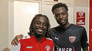 Harmonie nach der Partie zwischen dem TSV Buchbach und den Würzburger Kickers: Daniel Muteba (rechts) und sein Bruder Eliot.