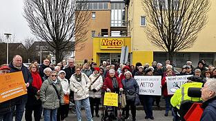 Besorgte Gesichter bei der Demonstration gegen die Schlie&szlig;ung des Marktes an der Eichendorffstra&szlig;e. Wie kann in Zukunft verhindert werden, dass ganze Wohnviertel ohne Nahversorger auskommen m&uuml;ssen, w&auml;hrend in anderen Teilen der Stadt mehrere Superm&auml;rkte nebeneinander zu finden sind?