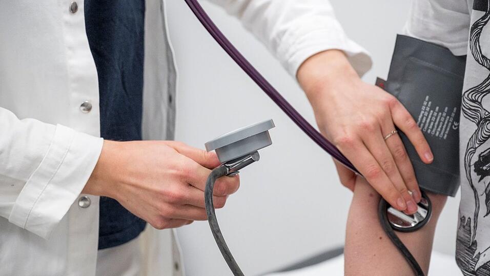 Das Interesse an der bayerischen Landarztpr&auml;mie bleibt nach Darstellung des Gesundheitsministeriums hoch. (Archivbild)